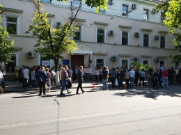 Около сотни человек пикетируют здание Госказначейства на Садовой