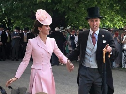 Как звезды мюзикла: в сети обсуждают "самое романтичное" фото Кейт Миддлтон и принца Уильяма с садовой вечеринки