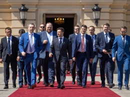 Зеленский формирует команду: кого и на какие должности назначил президент