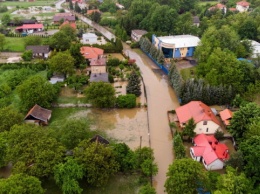 В Польше непогода повалила деревья и подтопила дома