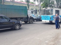 В Николаеве на капот Honda упал пантограф - образовалась огромная пробка, - ФОТО, ВИДЕО