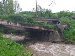 Стихийное бедствие на Закарпатье: потоком воды школьника смыло в реку (Фото/Видео)