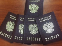 Кто получает российский паспорт в первую очередь (фото)