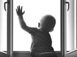 В Мариуполе годовалый ребенок выпал из окна