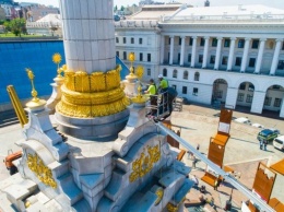 В Киеве начали очищать Стелу Независимости. Фото, видео