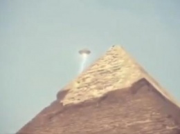 Очевидец снял НЛО, «подзаряжающийся» от пирамиды Хеопса в Египте