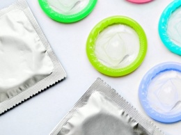 Женщин реже заботят презервативы при сексе с красавцами