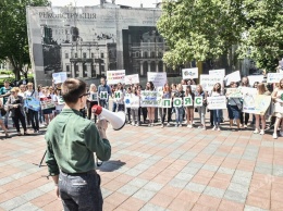 На Думской площади одесские школьники и студенты провели митинг «ради климата» (фото)