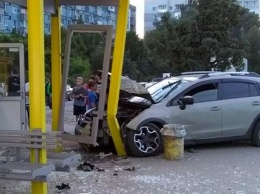 В Днепре Subaru на скорости влетел в остановку: пострадала женщина