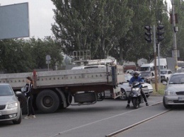 На Донецком шоссе не поделили дорогу фура и Skoda: движение затруднено