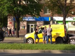 В Запорожье на проспекте столкнулись три автомобиля - фото