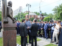 В Киеве открыли памятник азербайджанскому поэту и мыслителю Имадеддину Насими