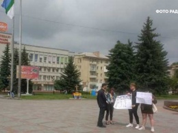 В Ровно двух человек с плакатами о Зеленском забрали в полицию за несанкционированный митинг