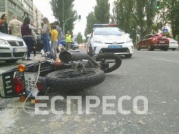 В Киеве произошла авария с участием мотоциклиста, виновник ДТП скрылся