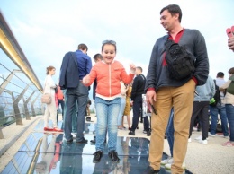В Киеве открыли "стеклянный" пешеходный мост