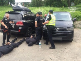 На Киевщине псевдополицейские похитили предпринимателя и угнали его "Land Rover", - ФОТО