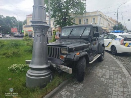 В центре города вдрызг пьяный одессит угнал джип и врезался на нем в столб