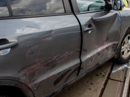 В Днепре авария на Амурском мосту: занесло легковушку, которая ехала по рельсам