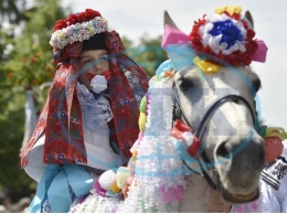 Переодетый в женское платье мальчик с розой в зубах: в Чехии проходит «Езда королей» (ФОТО)
