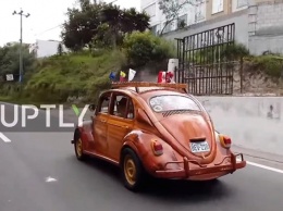 Плотник из Перу сделал деревянный VW Beetle в подарок для дочери