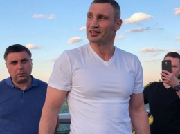Новый пешеходный мост в Киеве вновь открылся: в каком состоянии пол и комментарий Кличко