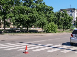 В Днепре напротив АТБ на Петра Калнышевского Chevrolet сбил бабушку с ребенком