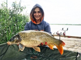 Рыбачка Катя из Одессы 22 года ездит на рыбалку и соревнуется с мужчинами