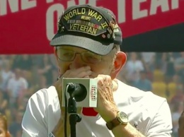 96-летний ветеран войны исполнил гимн США на губной гармошке перед матчем сборной