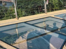 Трижды треснуло. Полиция взяла расследовать повреждение стекла на пешеходном мосту в Киеве