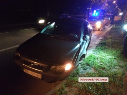 В центре Николаева пьяный водитель на «Вольво» снес два дерева и потерял колесо