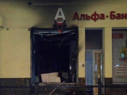 В центре Львова подожгли отделение Альфа-банка