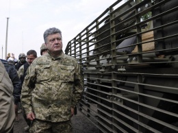 Вспомните Порошенко в каске с черешнями: Мочанов призвал прекратить травлю Зеленского из-за поездки на Донбасс