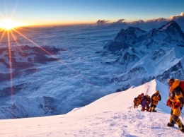 Пробка из альпинистов на Эвересте стала причиной множества смертей