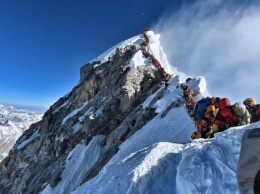 Очереди на Эверест погубили уже 11 человек