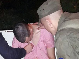 «Он был шокирован и окровавлен». В спальном районе Харькова на лавочке нашли раненого (фото)