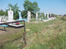 «Где была совесть этого человека?»: на кладбище в Березанском районе похитили металлическое ограждение (ФОТО)