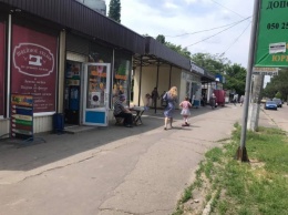 Жительница Николаева пожаловалась на бабушку, продающую сигареты детям прямо на остановке