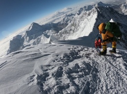 Альпинисты продолжают гибнуть на Эвересте: фатальное восхождение за $11 тысяч