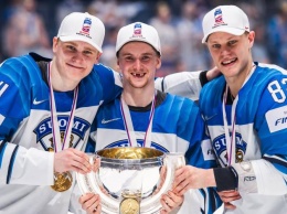 Финны сломали кубок после победы на ЧМ по хоккею