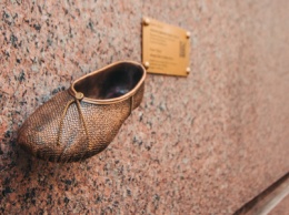 В Киеве открыли новую скульптурку "Шукай": где и что означает туфелька