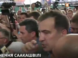 ''Миша! Миша!'' Саакашвили встретили в ''Борисполе'' гимном и волынками