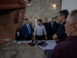 Зеленский дал отпор журналистке Порошенко: "Квартиру родственникам погибших - пополам"