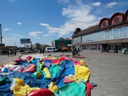 В центре Улан-Удэ ветром снесло батут, трое детей в реанимации