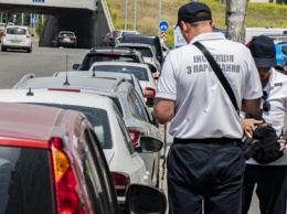 В Киеве активно трудятся инспекторы по парковке: как прошел рейд на Silver Breeze