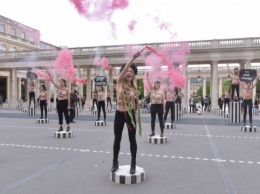 Femen устроили протест перед Королевским дворцом в Париже