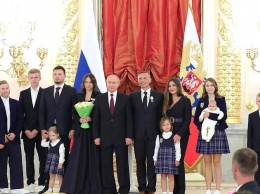 "Вы возрождаете традиции крепкого дома": Путин наградил несколько многодетных семей орденами "Родительская слава"
