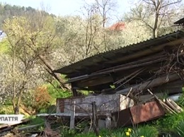 Жизнь над пропастью: город на Прикарпатье понемногу смывает река