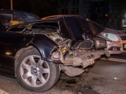 В Днепре на Сичеславской Набережной BMW кабриолет на еврономерах влетел в Renault