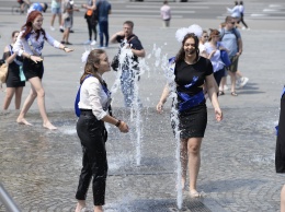 Выпускники снимают одежду, чтобы искупаться в фонтанах Киева. Фоторепортаж