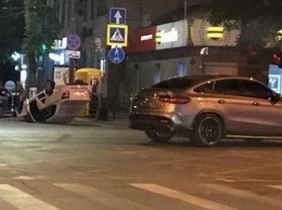 В Краснодаре водитель "Мерседеса" протаранил Яндекс. такси и сбежал с места ДТП